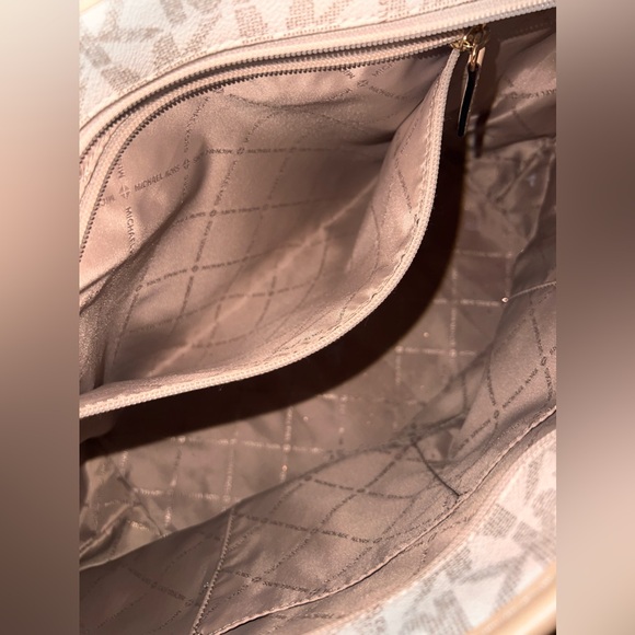 MK SIGNATURE LOGO PURSE 🤍 - Picture 8 of 9